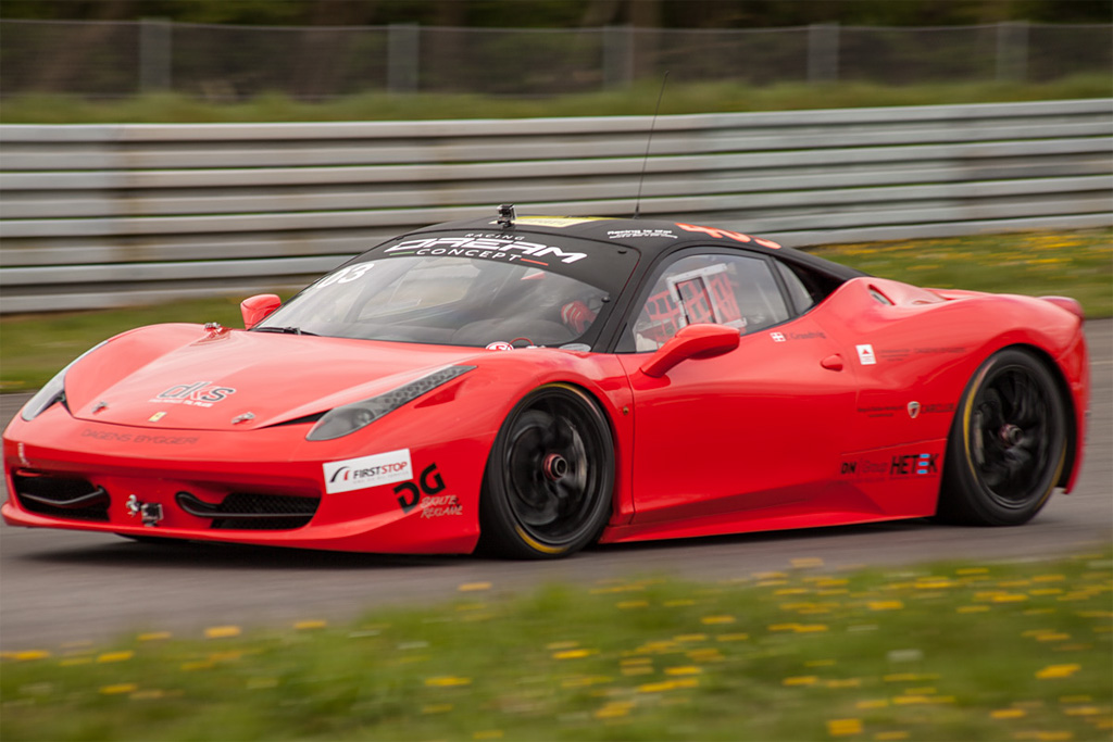 Den røde Ferrari i sit es